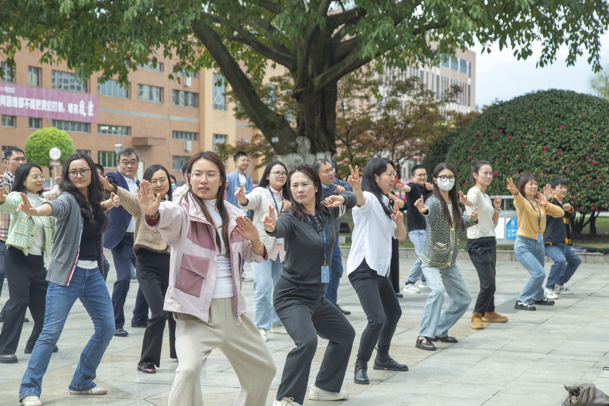 全员动起来，健康向未来|四川海蓉大健康系列八段锦活动正式启动！