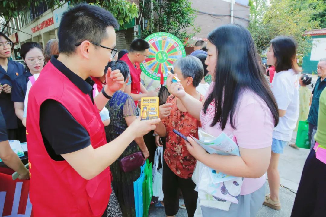 四川海蓉开展“绿水青山就是金山银山”主题公益活动